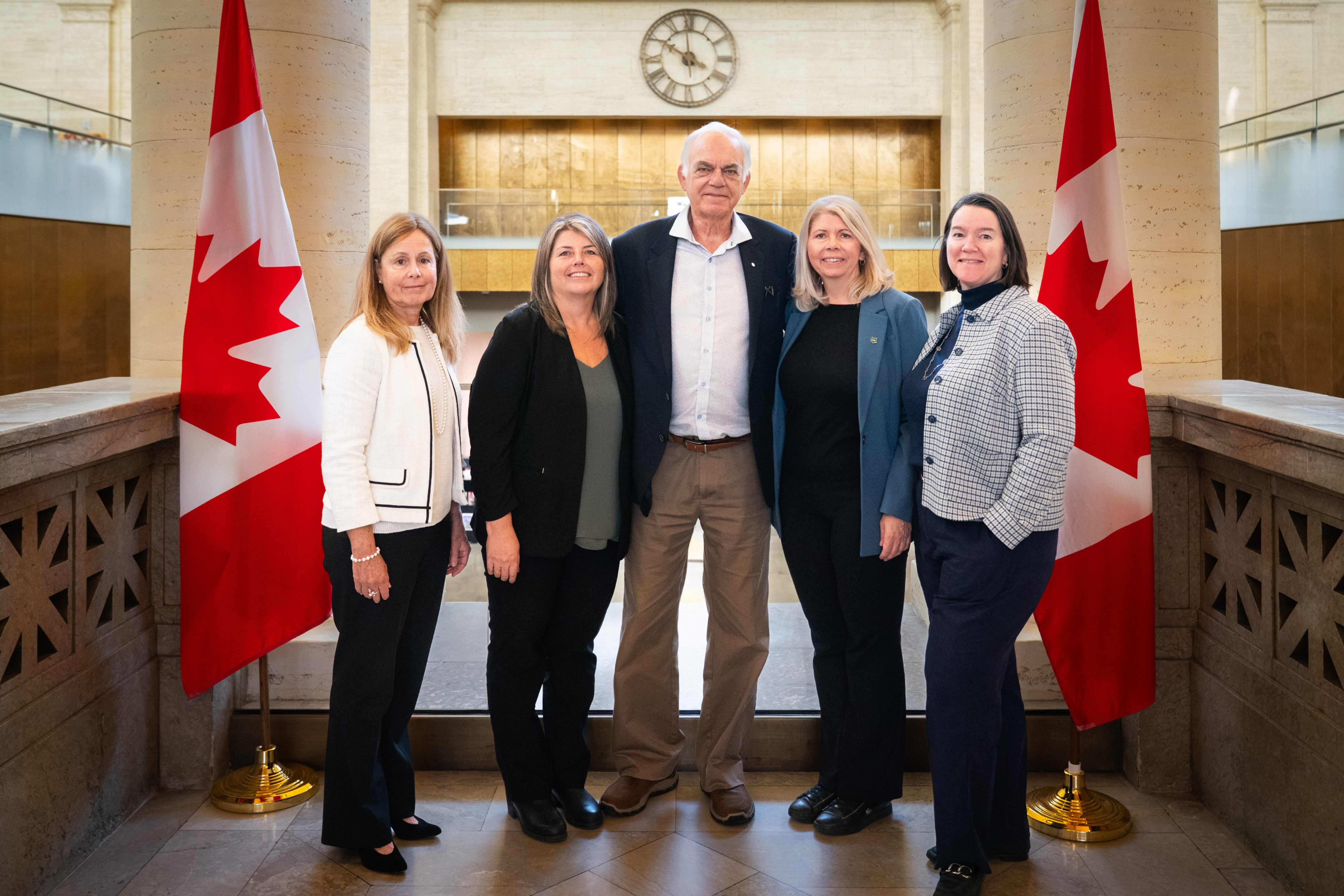 Photo des membres du comité de la haute direction avec le commissaire au centre